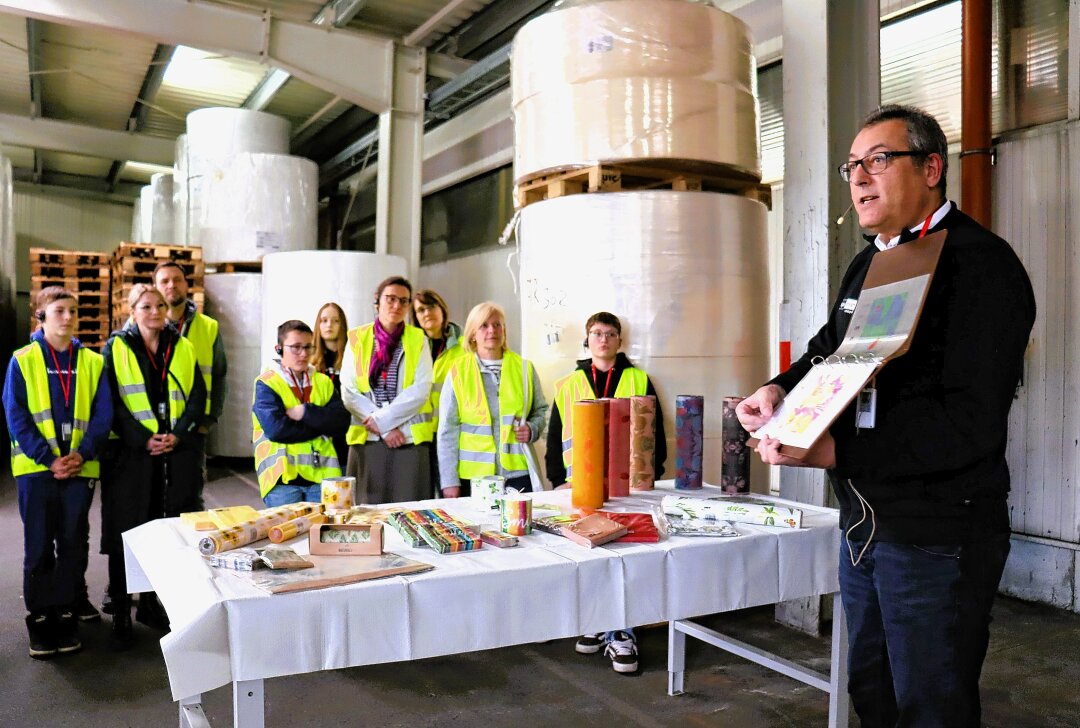 Makerz Woche der offenen Unternehmen ist gestartet - Geschäftsführer Ralph Kodsi (r.) erläutert den Jugendlichen die Produkte. Foto: Ilka Ruck