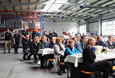 Makerz Woche der offenen Unternehmen ist gestartet - Mitarbeitende (hinten) und Besucher zur Eröffnungsveranstaltung. Foto: Ilka Ruck