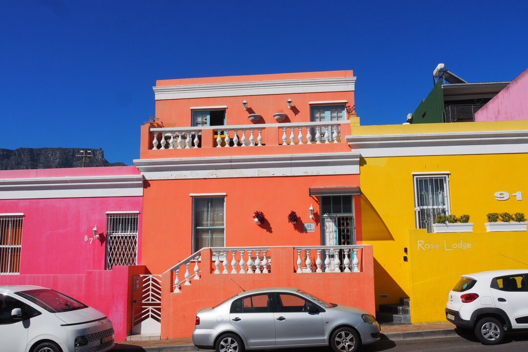 Mal Wein, mal wild: Südafrikas faszinierende Vielfalt - Bunte Häuser: Sie sind das Markenzeichen im Malaienviertel Bo-Kaap in Kapstadt.