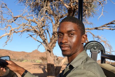 Mal Wein, mal wild: Südafrikas faszinierende Vielfalt - Humphrey Javangwe sitzt am Steuer des Geländewagens: Er nimmt Gäste mit auf "Game Drive" in der Provinz Nordkap.