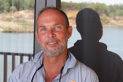 Mal Wein, mal wild: Südafrikas faszinierende Vielfalt - Lodgebesitzer Danie van Zyl: Seine Unterkunft liegt direkt am Orange River, dem Oranje, und ist auch Startpunkt von Paddeltrips.