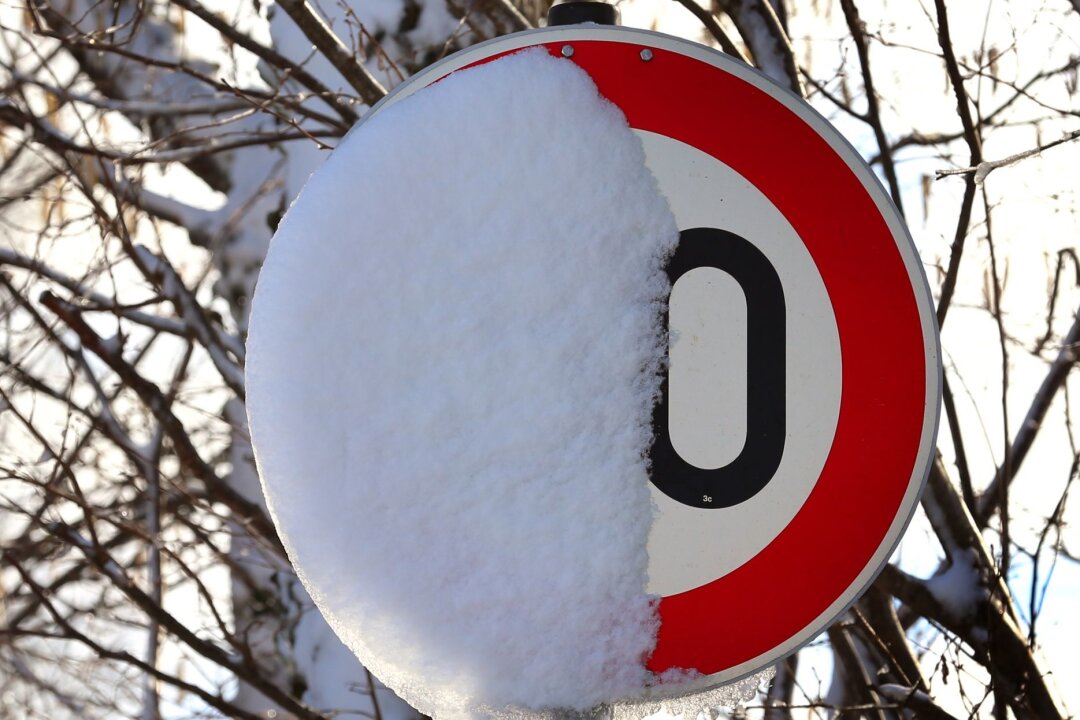 Manche Verkehrsschilder sind auch zugeschneit noch gültig - Verschneite Verkehrszeichen bleiben gültig, solange ihre Bedeutung klar erkennbar ist. Hier können nur Ortskundige wissen, dass es sich um ein Tempo-30-Schild handelt.