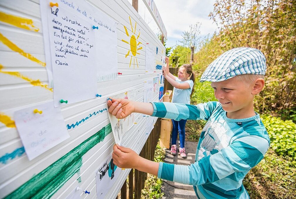  Jürgen Melzer aus Auerbach/Erzgebirge hat eine Wunschtafel für Kinder aufgebaut. Foto: Georg Ulrich Dostmann