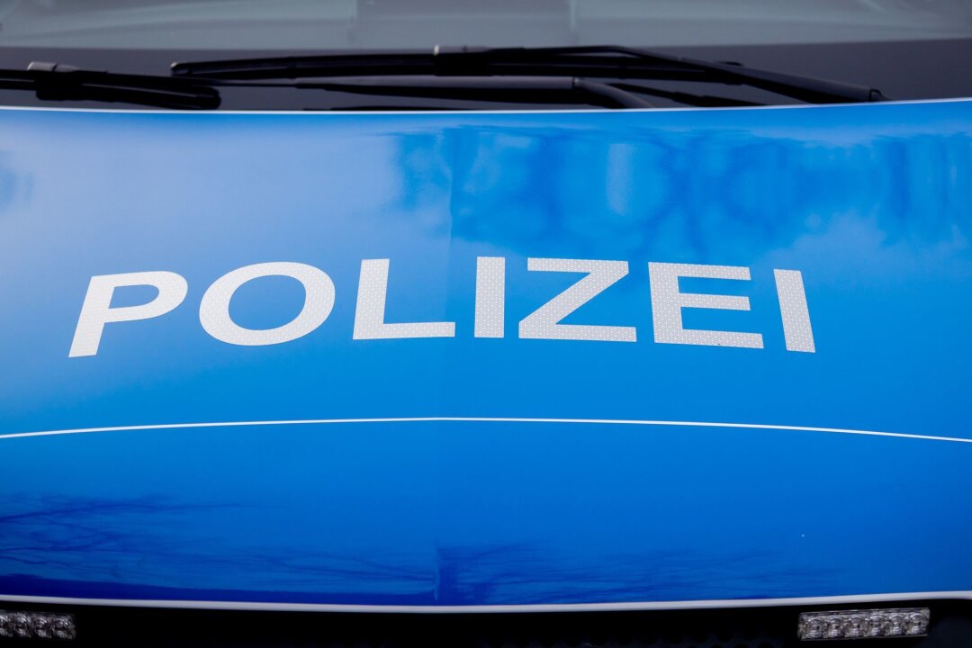 Mann bedroht Menschen in Görlitz mit Schreckschusswaffe - Der Polizei-Schriftzug steht auf einem Einsatzfahrzeug.
