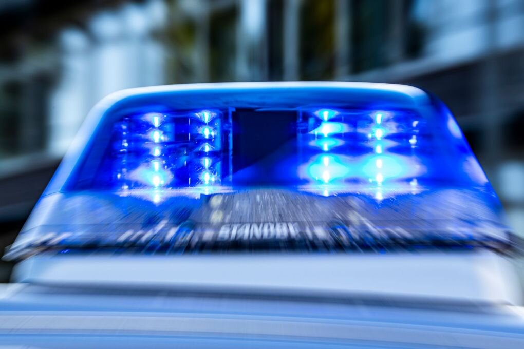 Mann bei Streit mit spitzem Gegenstand schwer verletzt - Ein Blaulicht leuchtet auf dem Dach eines Polizeiwagens.