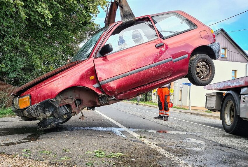 Nach einem Verkehrsunfall konnte in Zwickau ein Mann nur noch leblos aus seinem Fahrzeug geborgen werden. Foto: Mike Müller