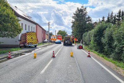 Mann nach Verkehrsunfall in Zwickau verstorben - Nach einem Verkehrsunfall konnte in Zwickau ein Mann nur noch leblos aus seinem Fahrzeug geborgen werden. Foto: Mike Müller
