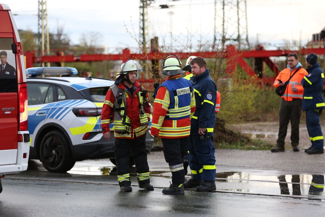 Mann von Zug überrollt - Ermittler prüfen Tötungsdelikt - Polizei und Feuerwehr am Unglücksort in Neumarkt/Oberpfalz.