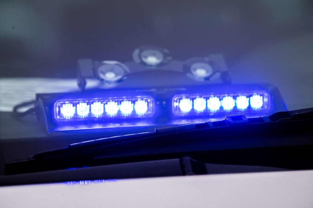 Mann vor Leipziger Kleinmesse angegriffen - schwer verletzt - Ein Blaulicht leuchtet unter der Frontscheibe eines Einsatzfahrzeugs der Polizei.