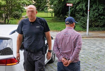Mann wird nach Ausschreitungen am Rudolf-Harbig-Stadion festgenommen - Die Staatsanwaltschaft Dresden und die Polizeidirektion Dresden ermitteln gegen einen 25-jährigen Deutschen wegen des Verdachts des Landfriedensbruchs. Foto: xcitepress