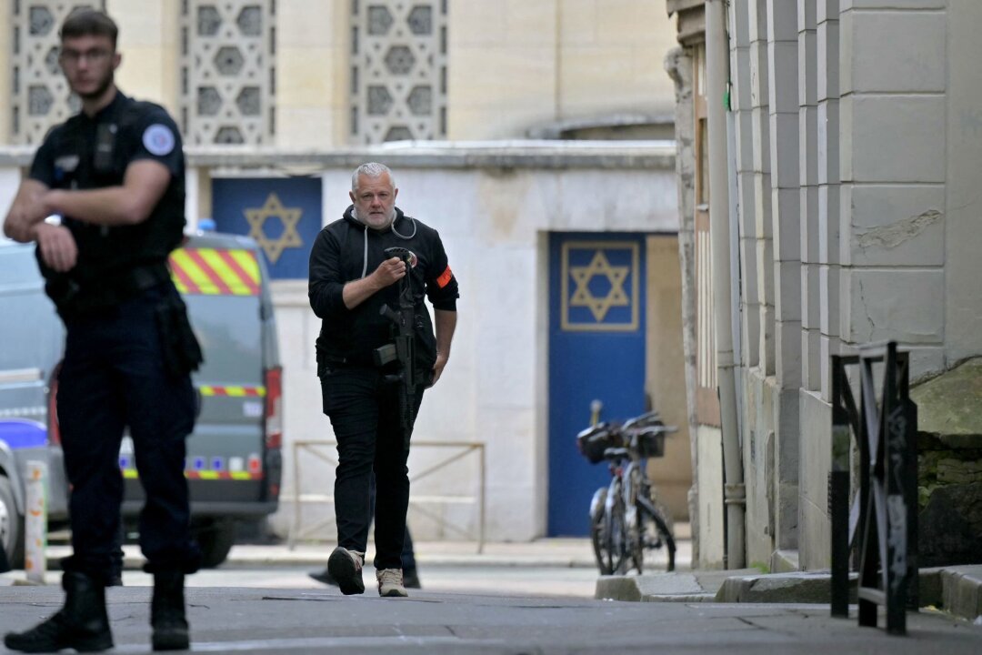 Mann zündet Synagoge an - Polizei erschießt ihn - Die französische Polizei hat in Rouen einen mit einem Messer und einer Metallstange bewaffneten Mann erschossen, der im Verdacht steht, eine Synagoge in der Normandie-Stadt in Brand gesetzt zu haben.