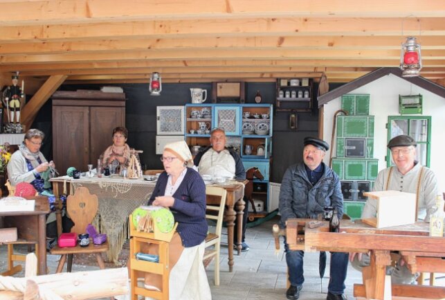 Marienberg begeistert mit tollem Festprogramm - Der Dorfverein Lauta hatte alles Mögliche zusammengetragen, um die Hutzenstube wie zu Omas Zeiten aussehen zu lassen. Foto: Jana Kretzschmann