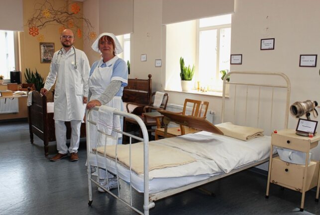 Marienberg begeistert mit tollem Festprogramm - In diesen Outfits traten einst Arzt und Schwester den Patienten gegenüber. Foto: Jana Kretzschmann