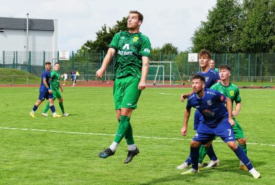 Marienberg bejubelt Sieg im Kellerduell der Oberliga Süd - Auf Sprungkraft kam es in dieser Szene an. Foto: Andreas Bauer