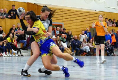 Marienberg: Handballerinnen erleben Sportunterricht der etwas anderen Art - Die Partie war hart umkämpft, aber jederzeit fair. Foto: Andreas Bauer