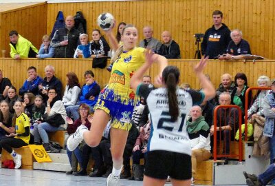 Marienberg: Handballerinnen erleben Sportunterricht der etwas anderen Art - Auf Seiten des HSV gehörte Leonie Tinney mit sechs Toren zu den gefährlichsten Werferinnen. Foto: Andreas Bauer