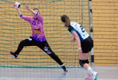 Marienberg: Handballerinnen erleben Sportunterricht der etwas anderen Art - Im Marienberger Tor war Julia Kluge ein sicherer Rückhalt. Foto: Andreas Bauer