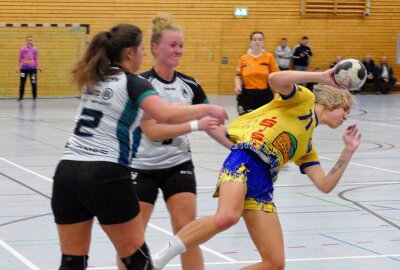 Marienberg: Handballerinnen erleben Sportunterricht der etwas anderen Art - Textil-Tests gehörten in vielen Zweikämpfen dazu. Foto: Andreas Bauer