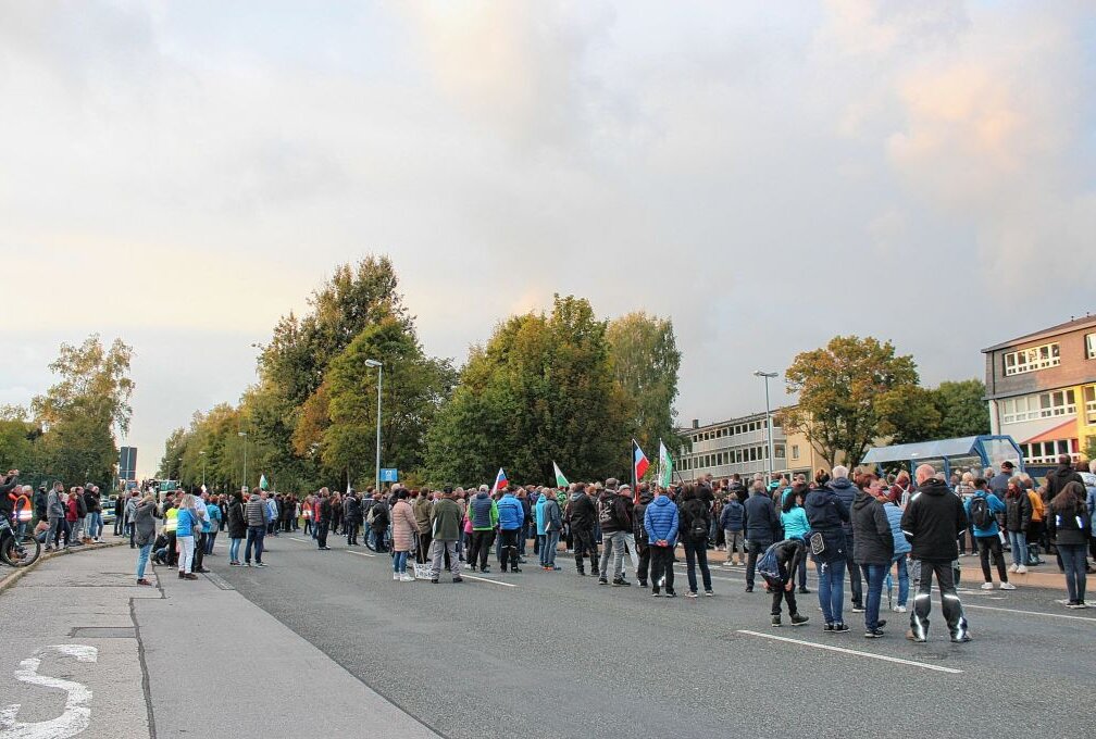 Die Demonstranten trafen sich unmittelbar vor der Erzgebirgskaserne.Foto: Jana Kretzschmann