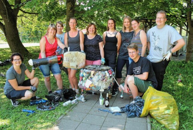 Die jungen Leute bei der Schaffung des Konsumschweins. Die Skulpturen werden noch bis zum 8. Juli präsentiert. Foto: Jana Kretzschmann