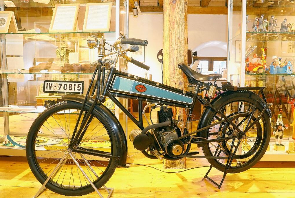 Im Bergmagazin lässt sich das wohl einzige erhaltene Motorrad der Marienberger Fahrzeugfabrik begutachten. Foto: Thomas Fritzsch/PhotoERZ