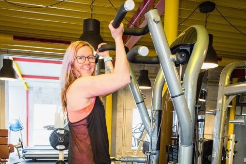 Club-Aktiv: Die Club-Aktiv-Trainerin Sindy Möbius (36, Ansprung) stählt sich gerade an der neuen Klimmzugmaschine. Sie zählt zu ihren Lieblingsgeräten. Foto: Jan Görner
