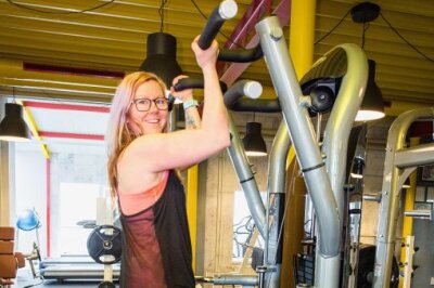 Marienberger Fitnessstudio macht sich fit für die Wiedereröffnung - Club-Aktiv: Die Club-Aktiv-Trainerin Sindy Möbius (36, Ansprung) stählt sich gerade an der neuen Klimmzugmaschine. Sie zählt zu ihren Lieblingsgeräten. Foto: Jan Görner