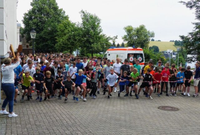 Marienberger Gymnasium zeigt seine soziale Ader - Der Andrang beim Spendenlauf im Sommer war riesig. Foto: Schule