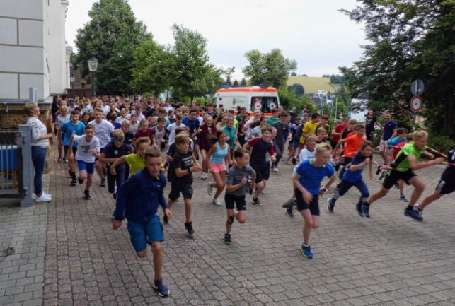 Marienberger Gymnasium zeigt seine soziale Ader - Mehr als 550 Schüler, Lehrer und Gäste drehten ihre Runden. Foto: Schule