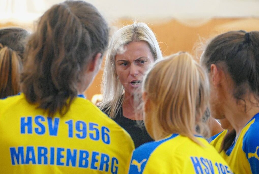 Marienberger Handballerinnen für neue Saison gerüstet - In einer Auszeit schwört Trainerin Lucie Hribova ihre Marienberger Mannschaft ein. Foto: Andreas Bauer