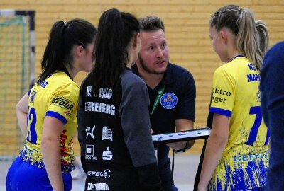 Marienberger Handballerinnen mit neuem Trainergespann auf Erfolgskurs - Zum ersten Mal gab Chris Tippmann als Trainer die Anweisungen in der Damen-Mannschaft. Foto: Andreas Bauer