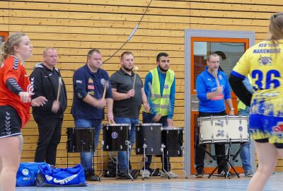 Marienberger Handballerinnen mit neuem Trainergespann auf Erfolgskurs - Die Trommler des HSV sorgten wieder für lautstarke Unterstützung. Foto: Andreas Bauer