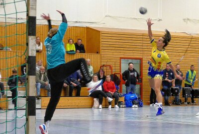 Marienberger Handballerinnen mit neuem Trainergespann auf Erfolgskurs - Hier versucht es Kristin Tippmann-Wendrock mit einem Heber. Foto: Andreas Bauer