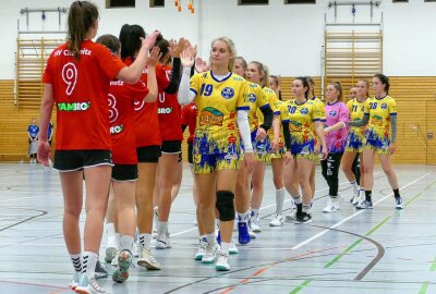 Marienberger Handballerinnen mit neuem Trainergespann auf Erfolgskurs - Sportlich fair reichten sich beide Teams nach der Schlusssirene die Hände. Foto: Andreas Bauer