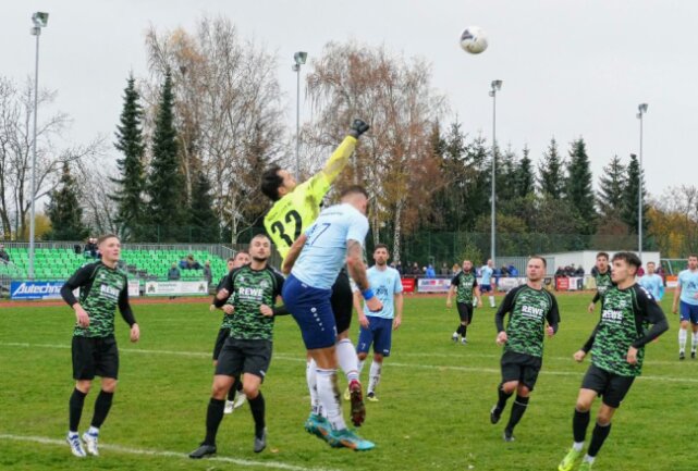 Marienberger Landesliga-Kicker setzen Höhenflug fort - In dieser Szene kann der Radebeuler Keeper klären. Foto: Andreas Bauer