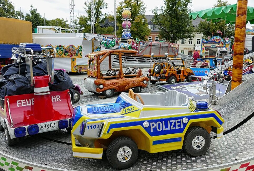 Marienberger Marktfest verspricht vielfältige Unterhaltung - Die Autos auf dem Kindergeschäft warten bereits darauf, ihre Rundne zu drehen. Foto: Andreas Bauer