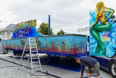 Marienberger Marktfest verspricht vielfältige Unterhaltung - Hier wird gerade der Spiegel-Irrgarten namens "Atlantis" aufgebaut. Foto: Andreas Bauer