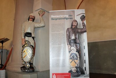Marienberger Stadtjubiläum: Bergmannsskulpturen feierlich enthüllt - Hier die enthüllte Skulptur auf der rechten Seite des Kirchenschiffs. Foto: Jana Kretzschmann