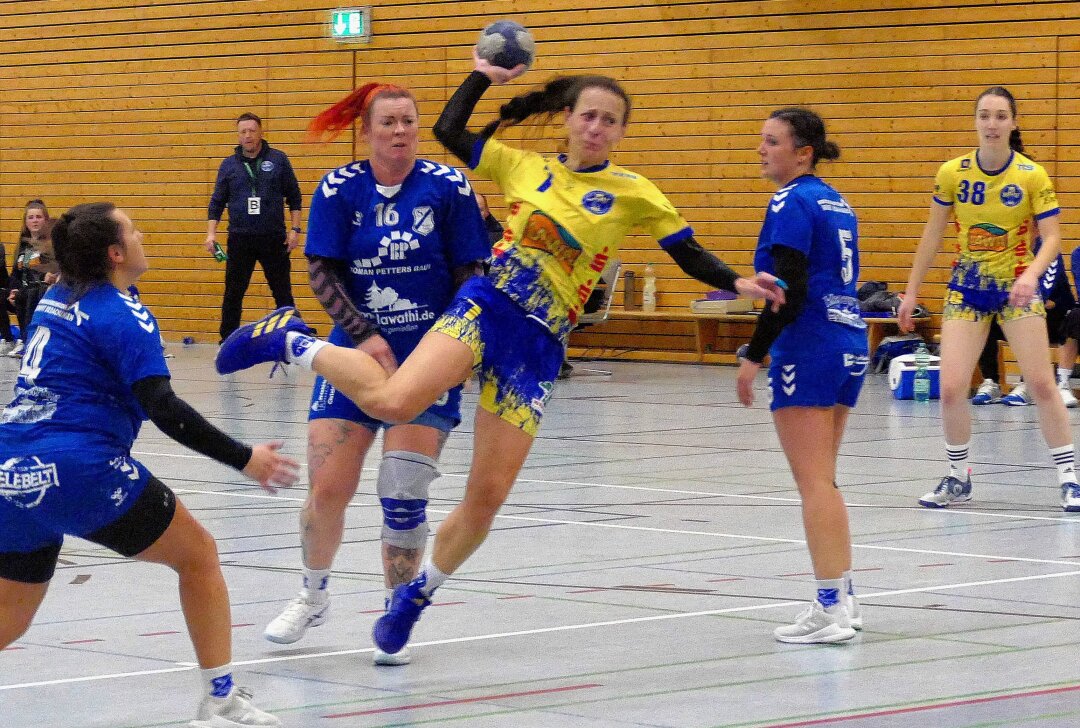 Marienbergs Handballerinnen greifen nach dem Bronzerang - An der Seite der erfahrenen Kristin Tippmann-Wendrock (Mitte) werden am Sonntag viele junge Spielerinnen für den HSV auflaufen. Foto: Andreas Bauer