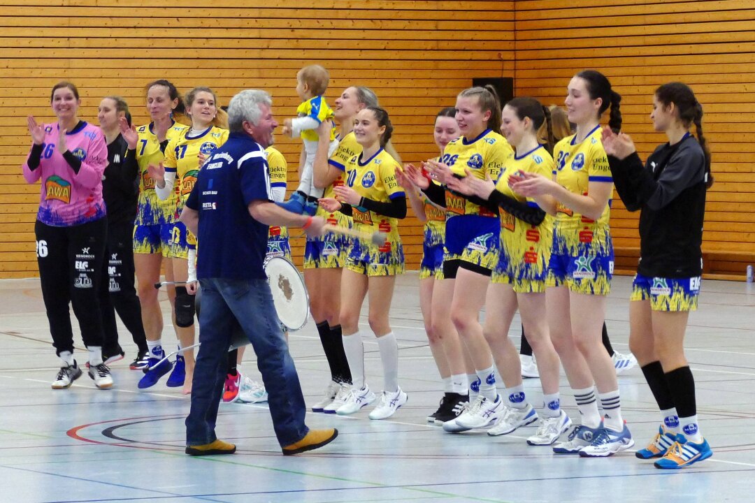 Auch wenn diesmal der Spitzenreiter als Gegner wartet, würden die Marienberger Handballerinnen nach Spielende gern wieder ihr Erfolgsritual mit den Fans zelebrieren. Foto: Andreas Bauer