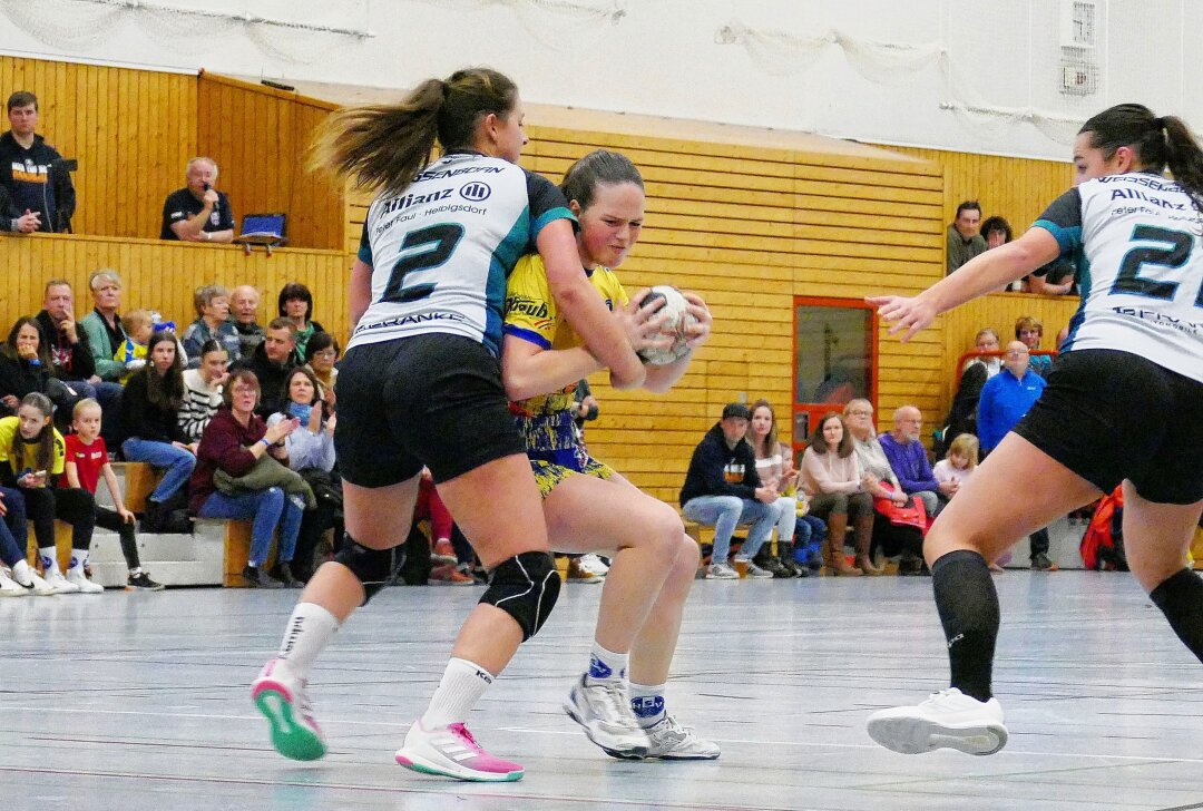 Marienbergs Handballerinnen setzen Höhenflug in Sachsenliga fort - Obwohl sie noch B-Jugend-Spielerin ist, überzeugt HSV-Talent Leona Wagner (Mitte) bereits im Frauenbereich als Kreisläuferin. Foto: Andreas Bauer