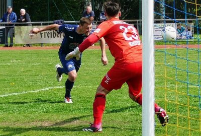 Marienbergs Oberliga-Kicker bejubeln Überraschungserfolg - Das entscheidende Tor: Max Flade trifft per Kopf zum 2:1. Foto: Andreas Bauer