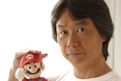 Mario, immer wieder Mario: Die bekannteste Figur der Gaming-Welt im Wandel der Zeit - Wer hätte gedacht, dass ein dicker Schnauzbartträger mit Latzhose das Zeug zum coolsten Helden der digitalen Welt hat? Dieser Mann! Er ist Marios Vater. Shigeru Miyamoto erschuf die populärste Videospielfigur der Geschichte. Bekannt ist er zudem für andere klingende Namen wie "Pikmin", "The Legend of Zelda", "F-Zero", "Donkey Kong" und Star Fox.