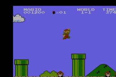 Mario, immer wieder Mario: Die bekannteste Figur der Gaming-Welt im Wandel der Zeit - 1985 ist das offizielle Geburtsjahr einer der größten Legenden der Spielegeschichte. "Super Mario Bros." erschien, zunächst in Japan, auf dem NES (Nintendo Entertainment System). Mit über 58 Millionen verkauften Einheiten ist das Debüt eines der erfolgreichsten Videospiele aller Zeiten. Kurios: Während der Konzeption von "Super Mario Bros." war noch einiges anders: Mario sprang, wenn das Steuerkreuz nach oben gedrückt wurde - und nicht wie im finalen Spiel per Knopfdruck. Es war sogar kurzzeitig geplant, Mario eine Strahlenkanone benutzen zu lassen, während er auf einer Wolke fliegt.