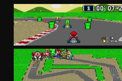 Mario, immer wieder Mario: Die bekannteste Figur der Gaming-Welt im Wandel der Zeit - 1993: Auch als Rennfahrer machte der Klempner Karriere. Die "Super Mario Kart"-Reihe war Nintendos Antwort auf das Rennspiel-Genre und wurde vom Start weg zum Hit - vor allem, weil es Mehrspieler-Duelle erlaubte. Selbstredend gepaart mit dem augenzwinkernden Humor des Mario-Universums. Nach dem SNES-Debüt in Japan 1992 folgten ein Jahr später die USA und Europa. Aktuell ist man bei Ableger Nummer 8 angekommen.