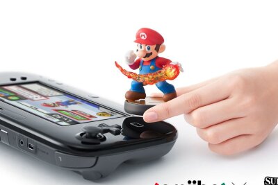 Mario, immer wieder Mario: Die bekannteste Figur der Gaming-Welt im Wandel der Zeit - 2014: Super, Mario zum Anfassen! Ähnlich wie bei Activisions "Skylanders"-Reihe versucht Nintendo mit den "Amiibo"-Figuren, physisches Spielzeug und digitale Inhalte zu verschmelzen. Mario und andere Charaktere tauchen nach dem Einscannen mithilfe eines NFC-Lesers scheinbar im Spiel auf - erstmalig in "Super Smash Bros" für Wii U und 3DS.