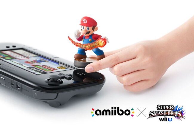 Mario, immer wieder Mario: Die bekannteste Figur der Gaming-Welt im Wandel der Zeit - 2014: Super, Mario zum Anfassen! Ähnlich wie bei Activisions "Skylanders"-Reihe versucht Nintendo mit den "Amiibo"-Figuren, physisches Spielzeug und digitale Inhalte zu verschmelzen. Mario und andere Charaktere tauchen nach dem Einscannen mithilfe eines NFC-Lesers scheinbar im Spiel auf - erstmalig in "Super Smash Bros" für Wii U und 3DS.