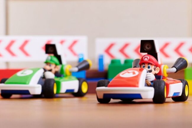 Mario, immer wieder Mario: Die bekannteste Figur der Gaming-Welt im Wandel der Zeit - 2020: "Mario Kart" mit echten Boliden: "Mario Kart Live: Home Circuit" verwandelt Wohn- oder Kinderzimmer in eine Rennstrecke. Die innovative AR-Spielidee lässt reale und digitale Welt verschmelzen. Der Titel bewies eindrucksvoll: Mario ist immer wieder für eine Überraschung gut.