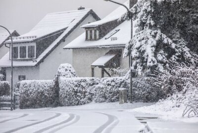 Markanter Wintereinbruch in Oberfranken: A 93 mit Schnee bedeckt - Ein markanter Wintereinbruch überraschte am Samstagvormittag zahlreiche Menschen in Nordbayern. Foto: Bernd März