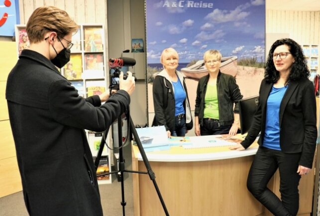 Annette Hendel von A & C Reise Oederan kann sich auf ihr Team, hier mit Katrin Döhmer und Annette Lindner (v.r.), verlassen. Foto: Knut Berger